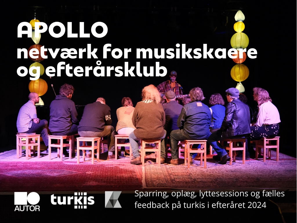 En gruppe mennesker, der sidder på stole, vendt mod en scene med hængende lanterner. Tekst på billedet lyder "APOLLO netværk for musikskabere og efterårsklub" og anfører Autor og tyrkis som sponsorer. Denne pulserende begivenhed finder sted i det kulturelle hjerte af Aarhus.